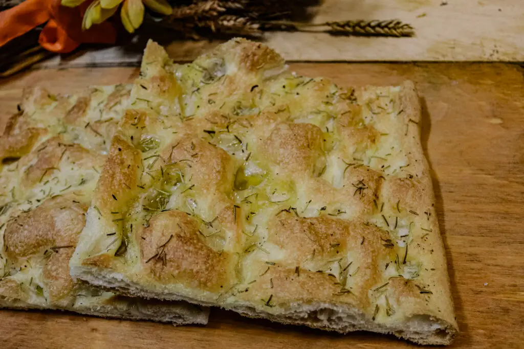 focaccia all'olio e rosmarino
